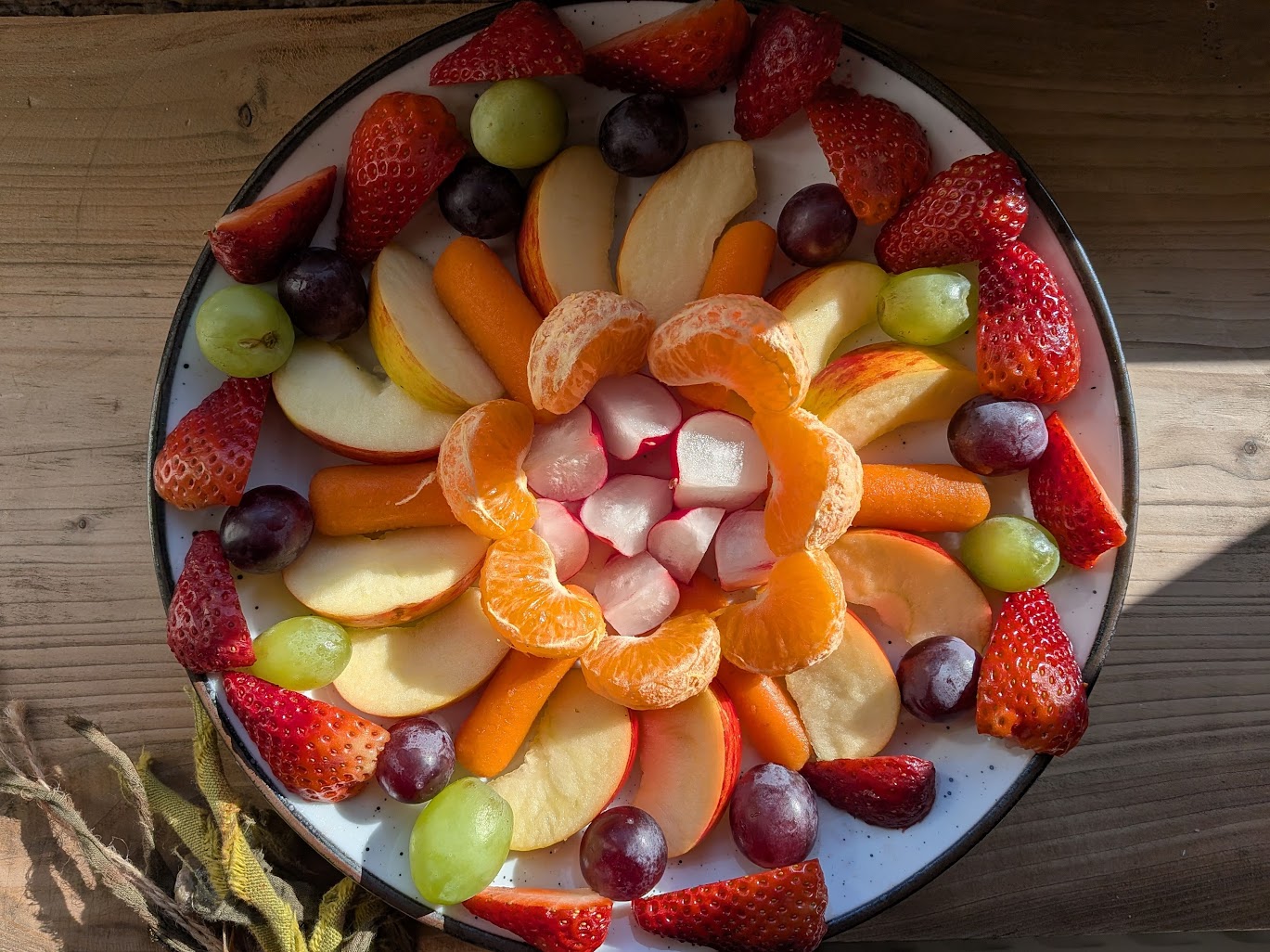 Bord met vers fruit als onderdeel van de afsluiting na de ceremonie